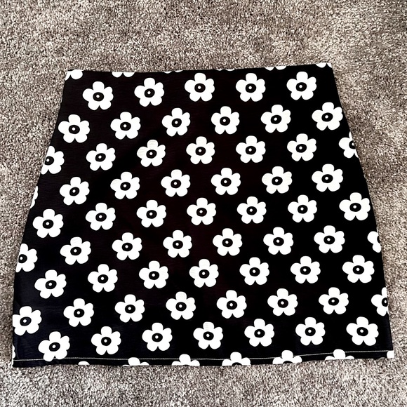 SHEIN Dresses & Skirts - Shein Black & White Daisy Mini Skirt S New